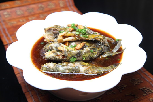 蒜子燒黃骨魚