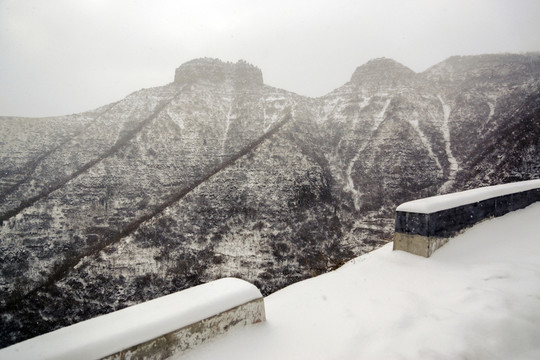 仰天山雪景