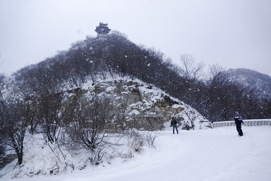 雪中仰天山