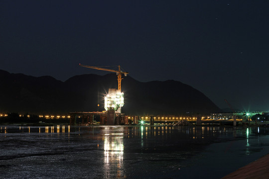 夜晚的大橋工地