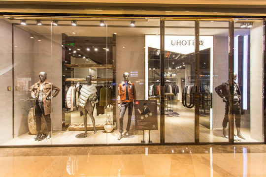 女裝店櫥窗展示設(shè)計