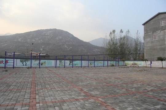 學(xué)校操場  健身器材