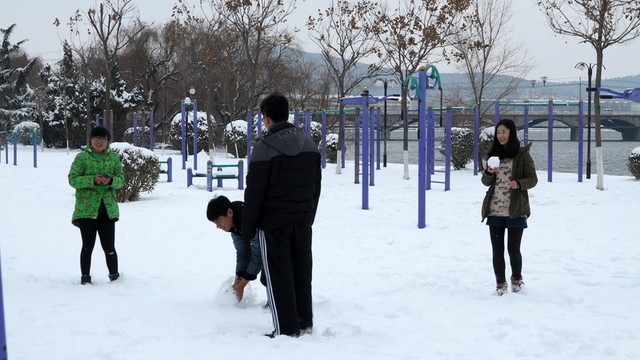 打雪仗