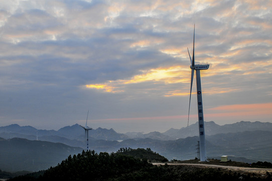 清晨 云彩 群山 風(fēng)電 光影