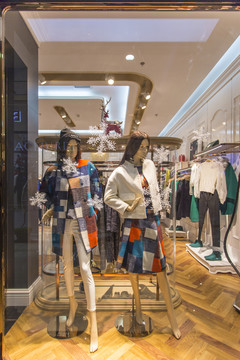 服飾店櫥窗展示