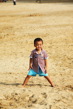 玩沙小孩 海灘 男孩