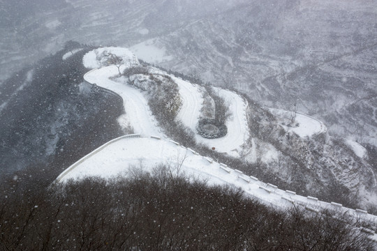 仰天山九龍盤雪韻