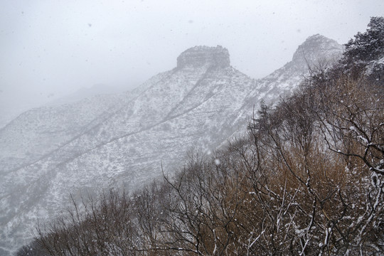 仰天山摩云崮雪景