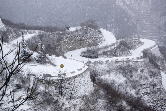 仰天山九龍盤雪景