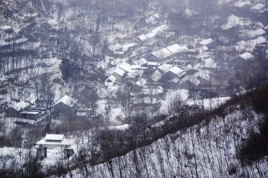 雪中山村