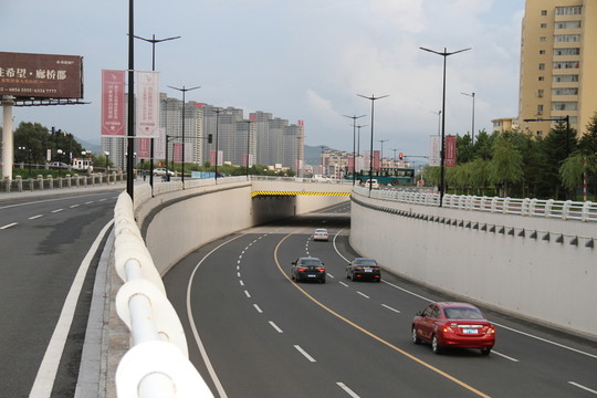 下穿隧道