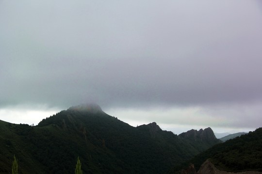 低云霧下的山峰