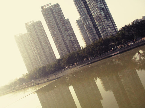 隔水相望的城市 一水之隔
