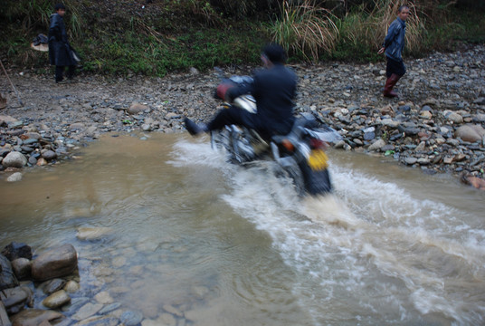 騎車過河