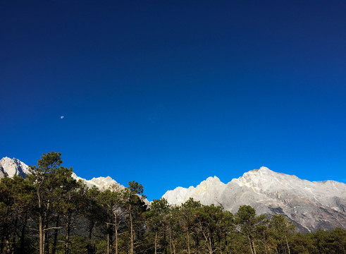 遠(yuǎn)望玉龍雪山