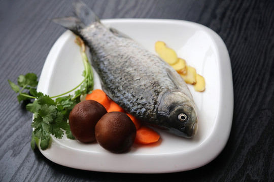 新鮮鯽魚