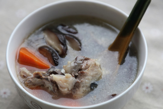 鯽魚蘑菇湯