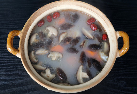 砂鍋鯽魚蘑菇紅棗湯