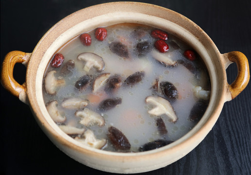 砂鍋鯽魚(yú)湯