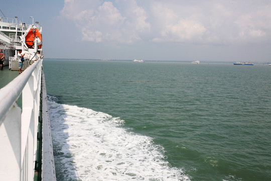 大海 浪花 輪船