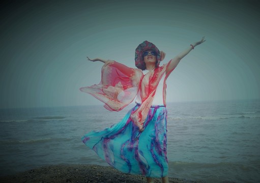 海邊民族服裝美女