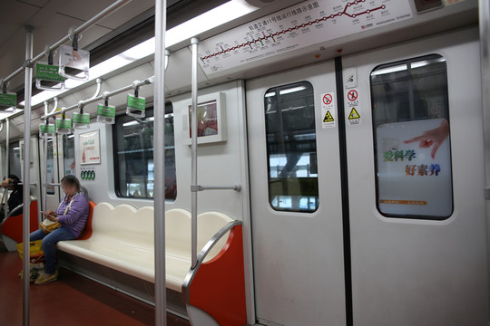 地鐵車廂內(nèi)景