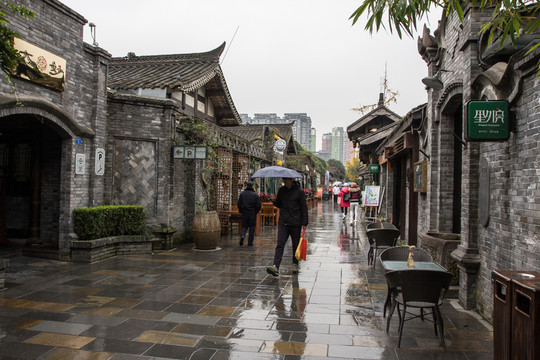 雨中的寬窄巷子
