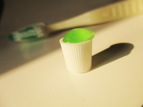 透明牙膏、牙膏蓋、牙刷、光影