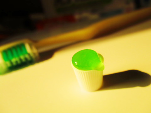 透明牙膏、牙膏蓋和光影