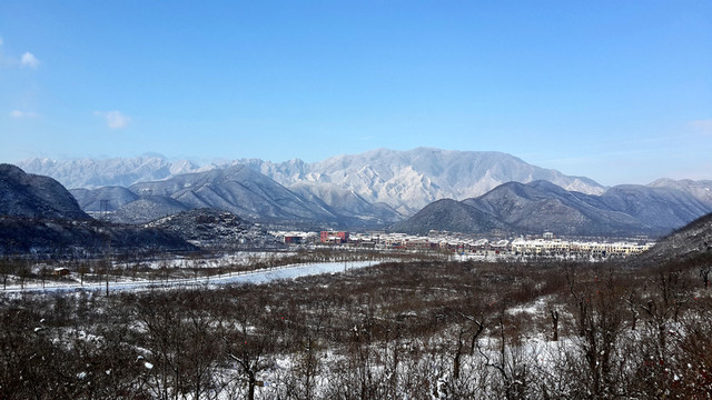 雪后山腳下鄉(xiāng)村