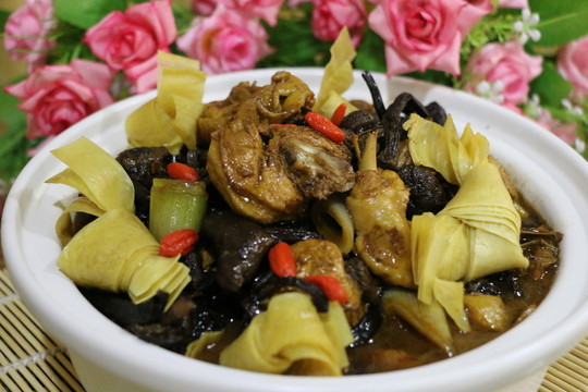蜜環(huán)菌燉土雞