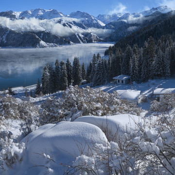 天池云霧雪景