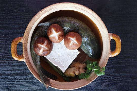 砂鍋燉草魚(yú)