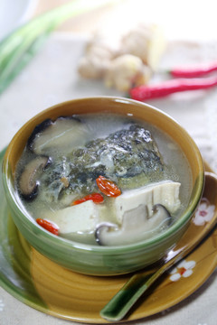 魚(yú)頭豆腐香菇湯