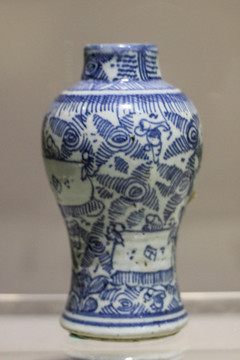 青花人物對(duì)弈圖梅瓶