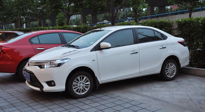 白色轎車