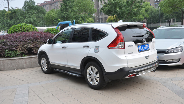 白色汽車(chē)的側(cè)面及尾部