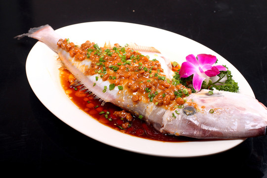 豆拌醬蒸剝皮魚(yú)