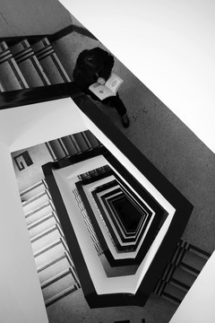 上海老建筑旋梯上的讀書人