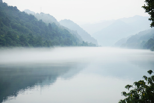 霧漫湖南郴州小東江
