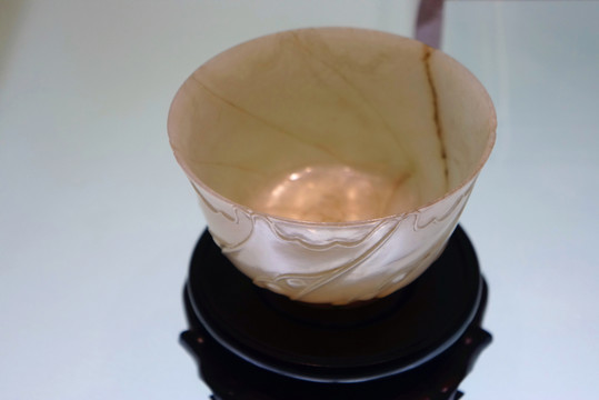 清乾隆 葵瓣紋玉碗