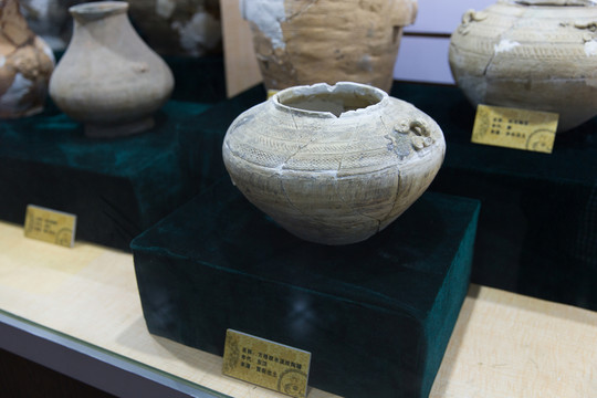 博物館 方格紋水波紋陶罐