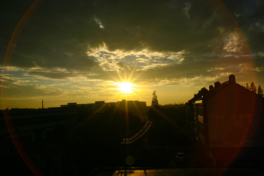 光暈夕陽(yáng)