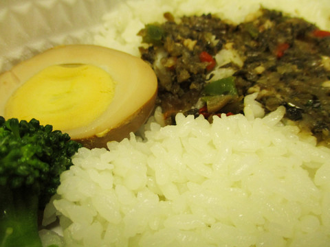 米飯?zhí)貙?配西蘭花、酸菜及鹵蛋