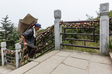 峨眉山背夫