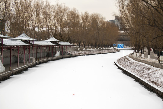 冰封的河道