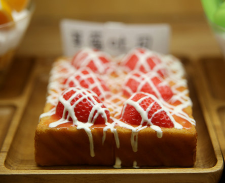 草莓牛奶面包