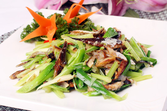 巴浪魚(yú)干炒芹蒜