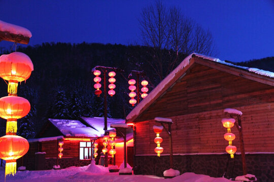 山區(qū)夜色 紅燈籠