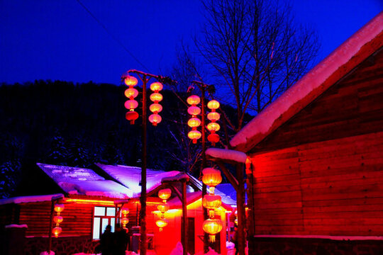 山區(qū)夜色 紅燈籠
